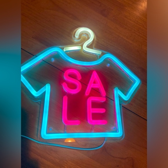Closet sale to celebrate my birthday week! Add 4 items ($15 & under to a bundle) - Picture 1 of 1